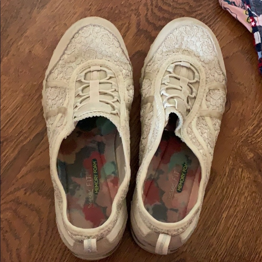 Women’s sketches slide on